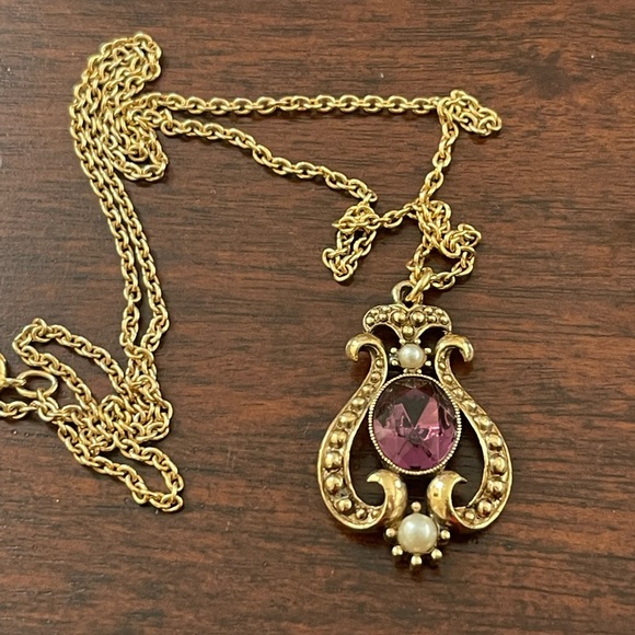 Antique style crystal glass amethyst faux pearl gold tone Avon pendant and chain - Picture 2 of 7